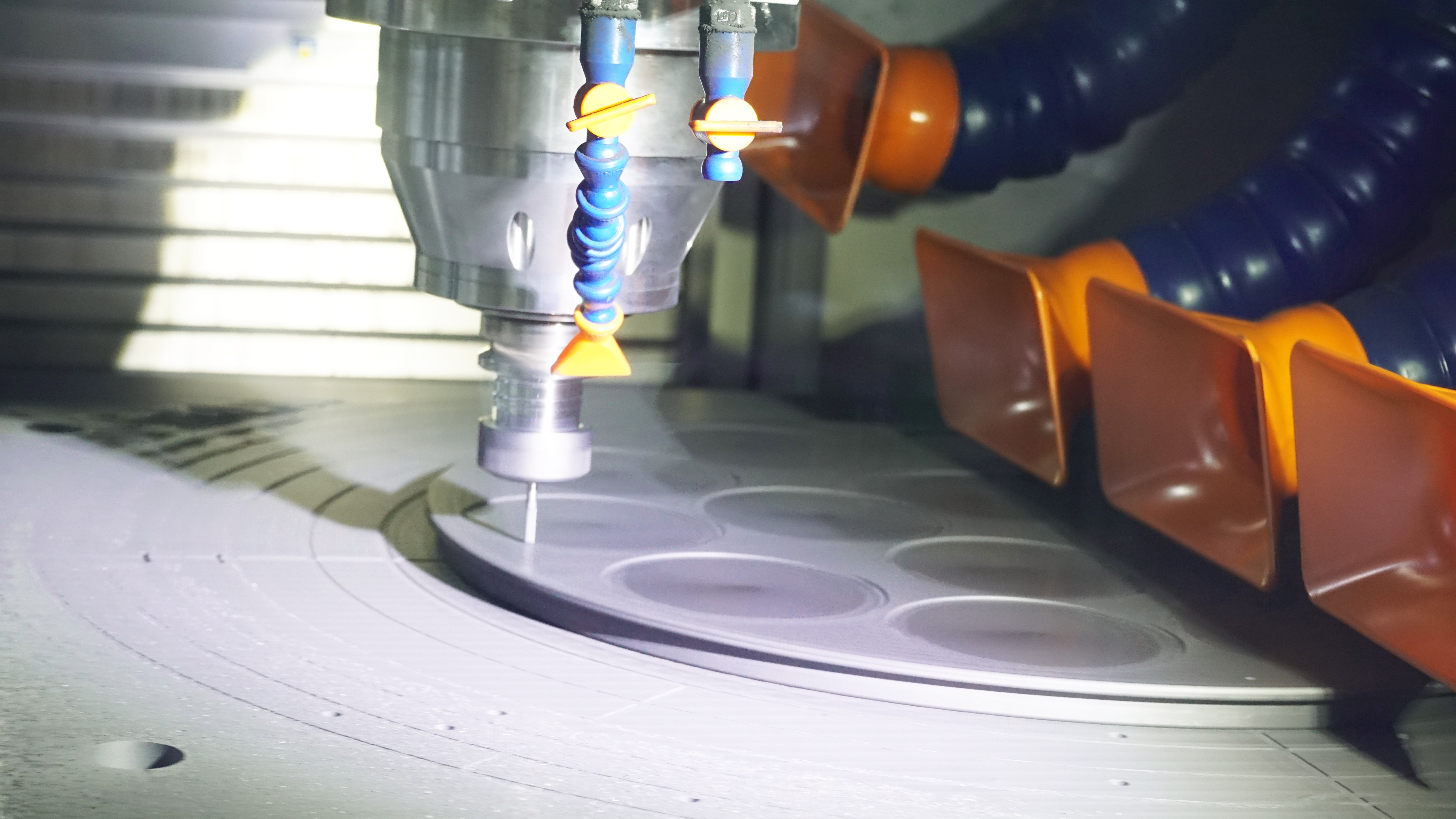In der CNC-Präzisionsbearbeitungswerkstatt von VETEK: Aufbau der Grundlage für hochreine Halbleiterkomponenten